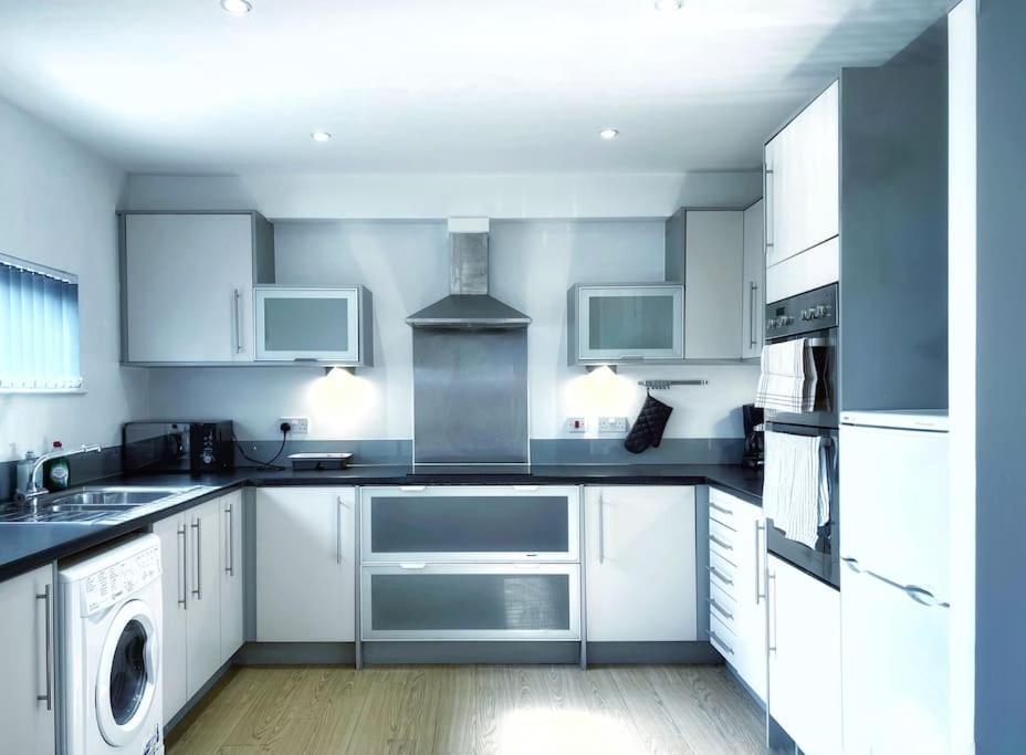스완지 New Luxurious And Business Apt 아파트 외부 사진