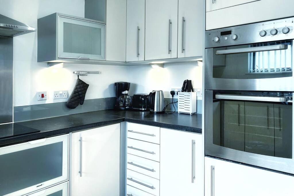 스완지 New Luxurious And Business Apt 아파트 외부 사진